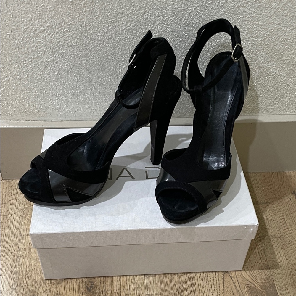 Dana Davis | Black T-Strap Platform Heel | Peep Toe | Size: 9